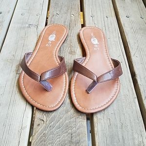 Rue 21 Brown faux leather flip flops Size 6/7 S